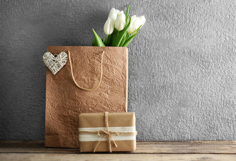 Wie bastelt man aus einer Papiertüte einen herbstlichen Geschenkkorb?