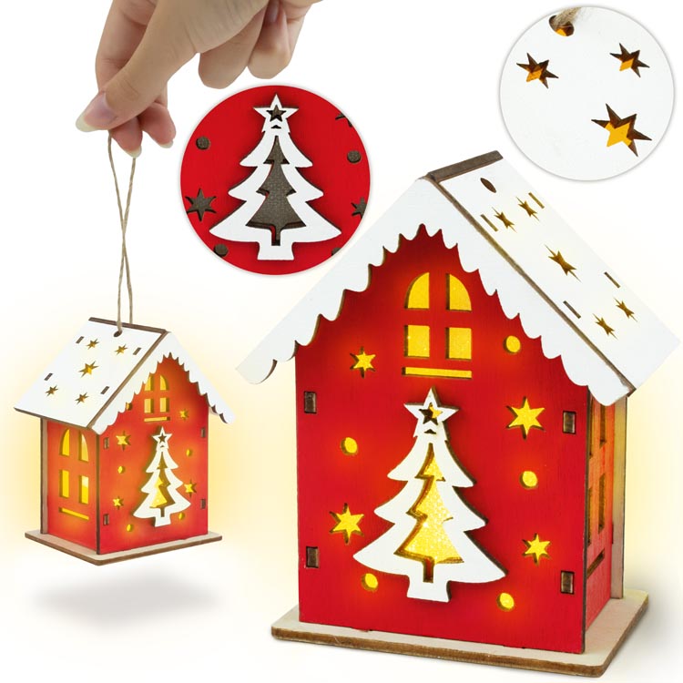 Rotes Adventshaus aus Holz mit Weihnachtsbaum