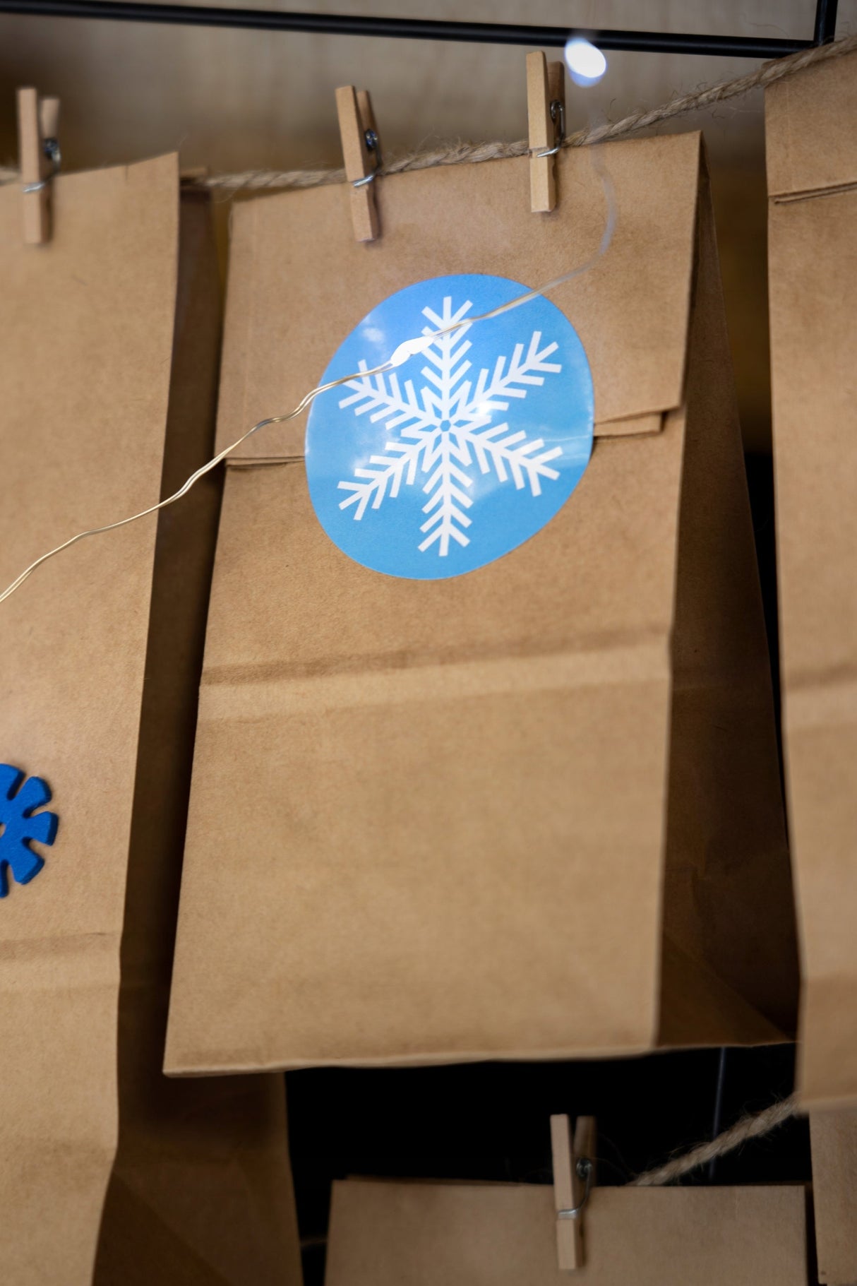 Adventskalender-Tüten, Wäscheklammern und DIY-Aufkleber