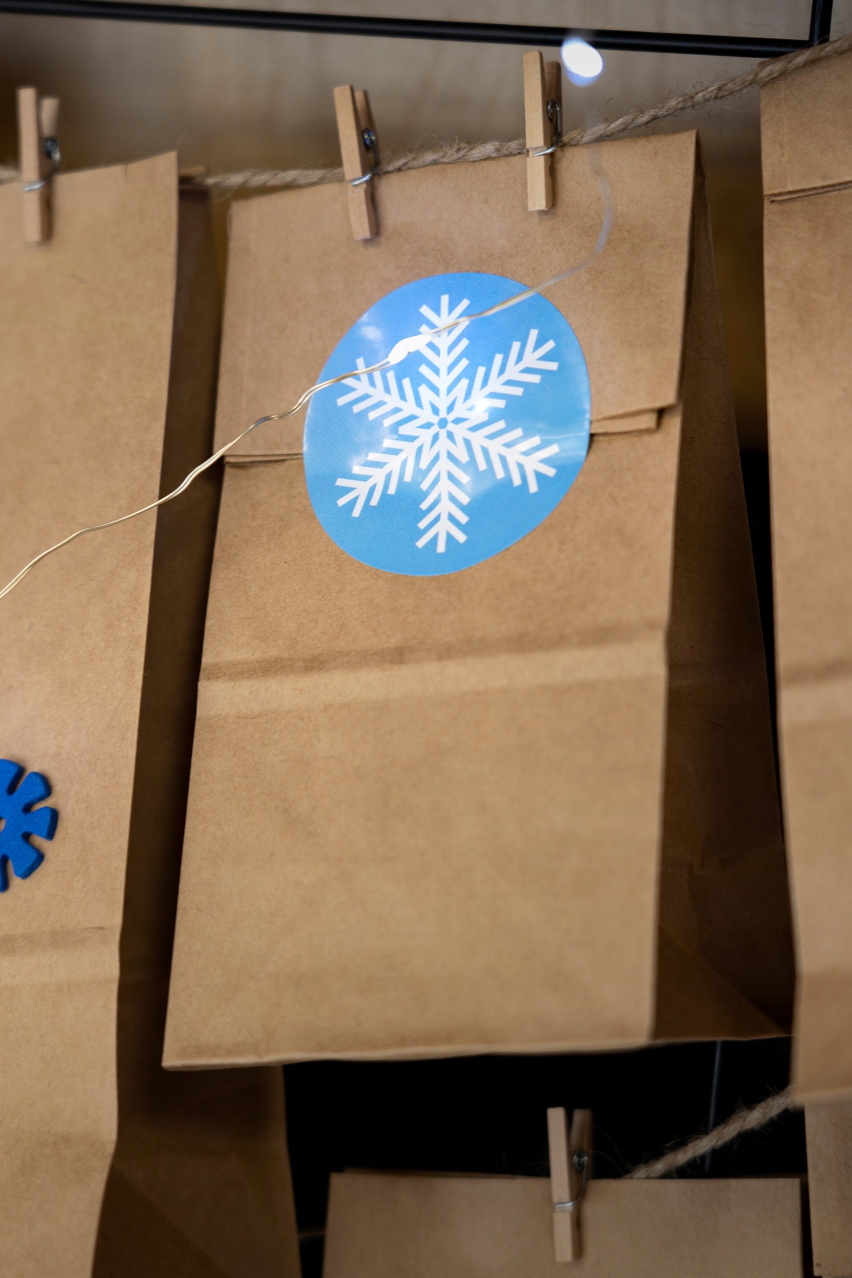 Adventskalender-Tüten, Wäscheklammern und DIY-Aufkleber