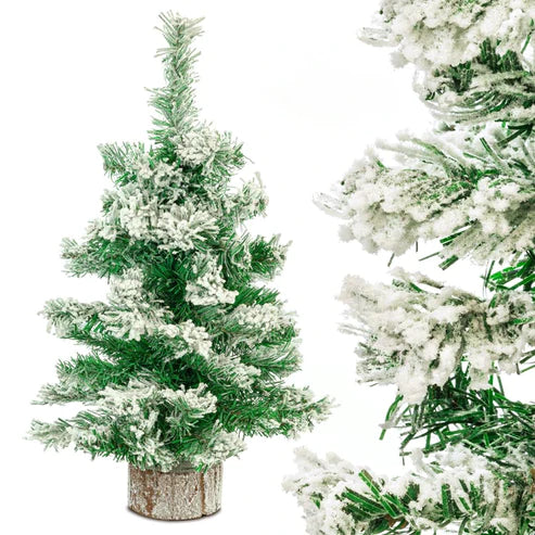 Ein kleiner, mit Schnee bedeckter Kiefern-Weihnachtsbaum