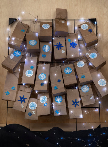 Adventskalender-Tüten, Wäscheklammern und DIY-Aufkleber