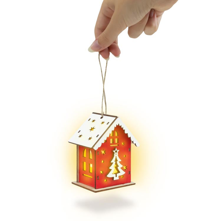 Rotes Adventshaus aus Holz mit Weihnachtsbaum