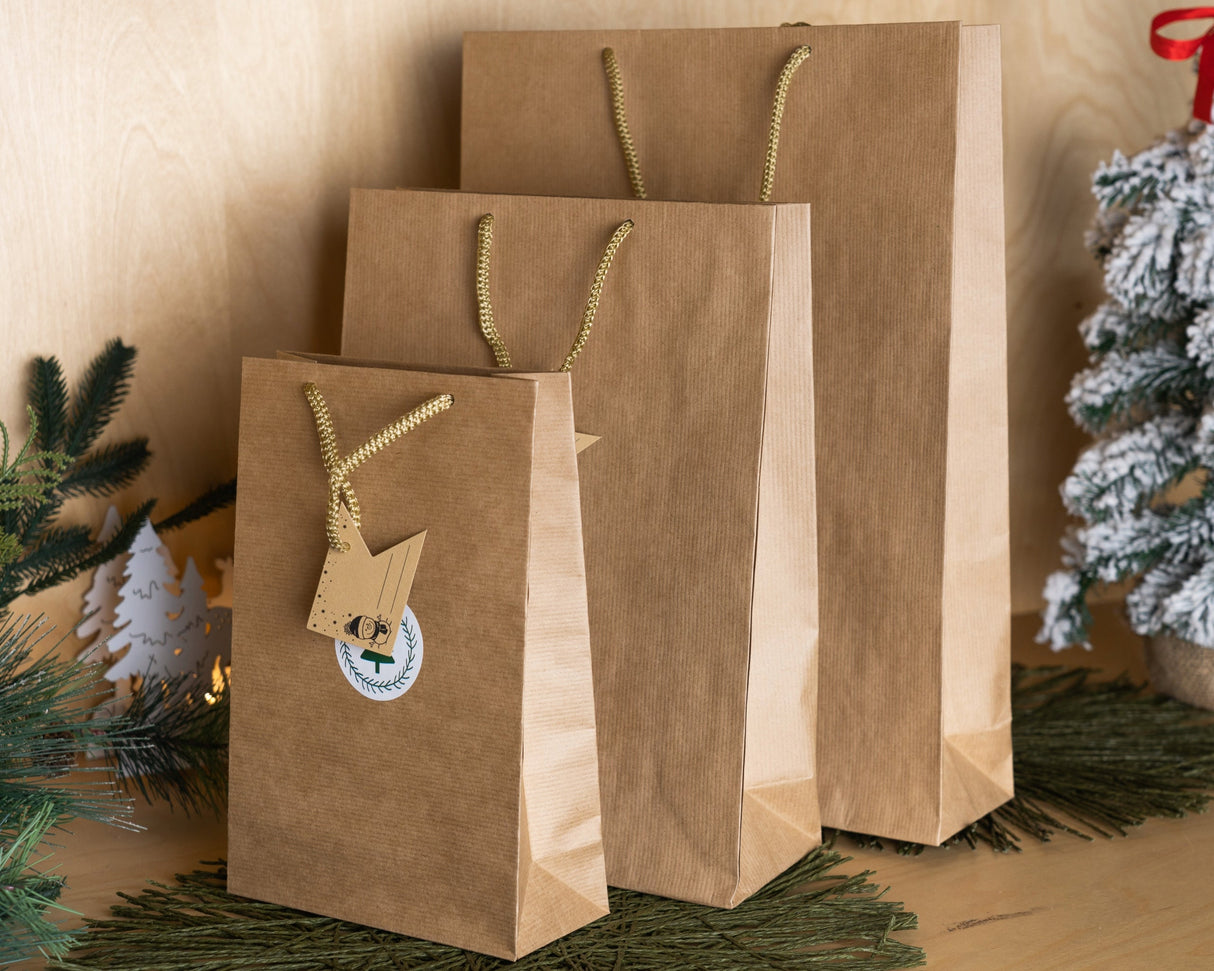 Set Weihnachtspapiertüten mit Aufklebern und Tischkarten, gemischte Größen