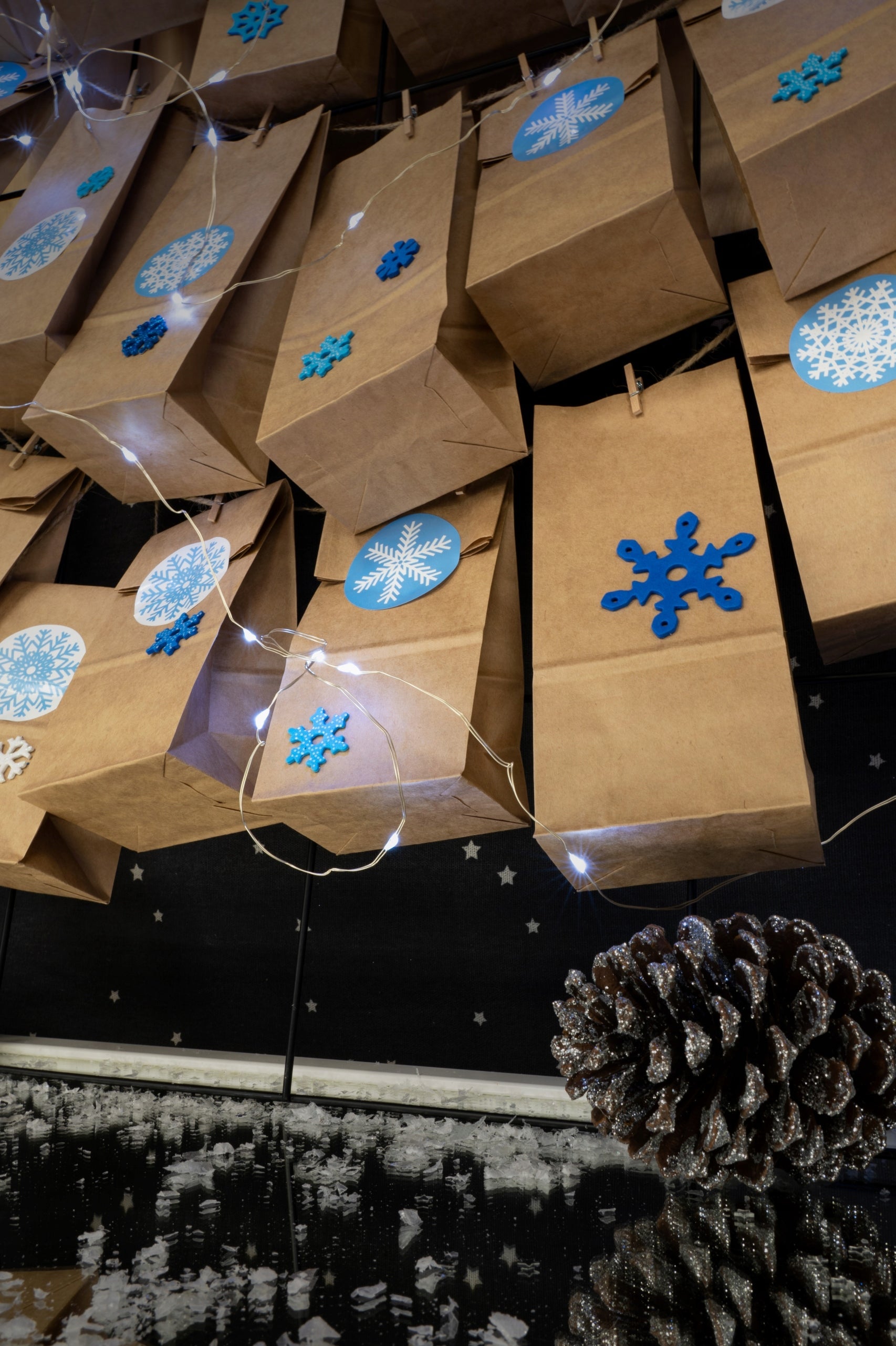 Adventskalender-Tüten, Wäscheklammern und DIY-Aufkleber