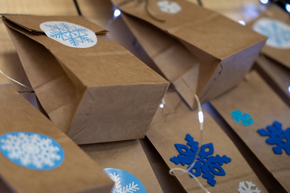 Adventskalender-Tüten, Wäscheklammern und DIY-Aufkleber