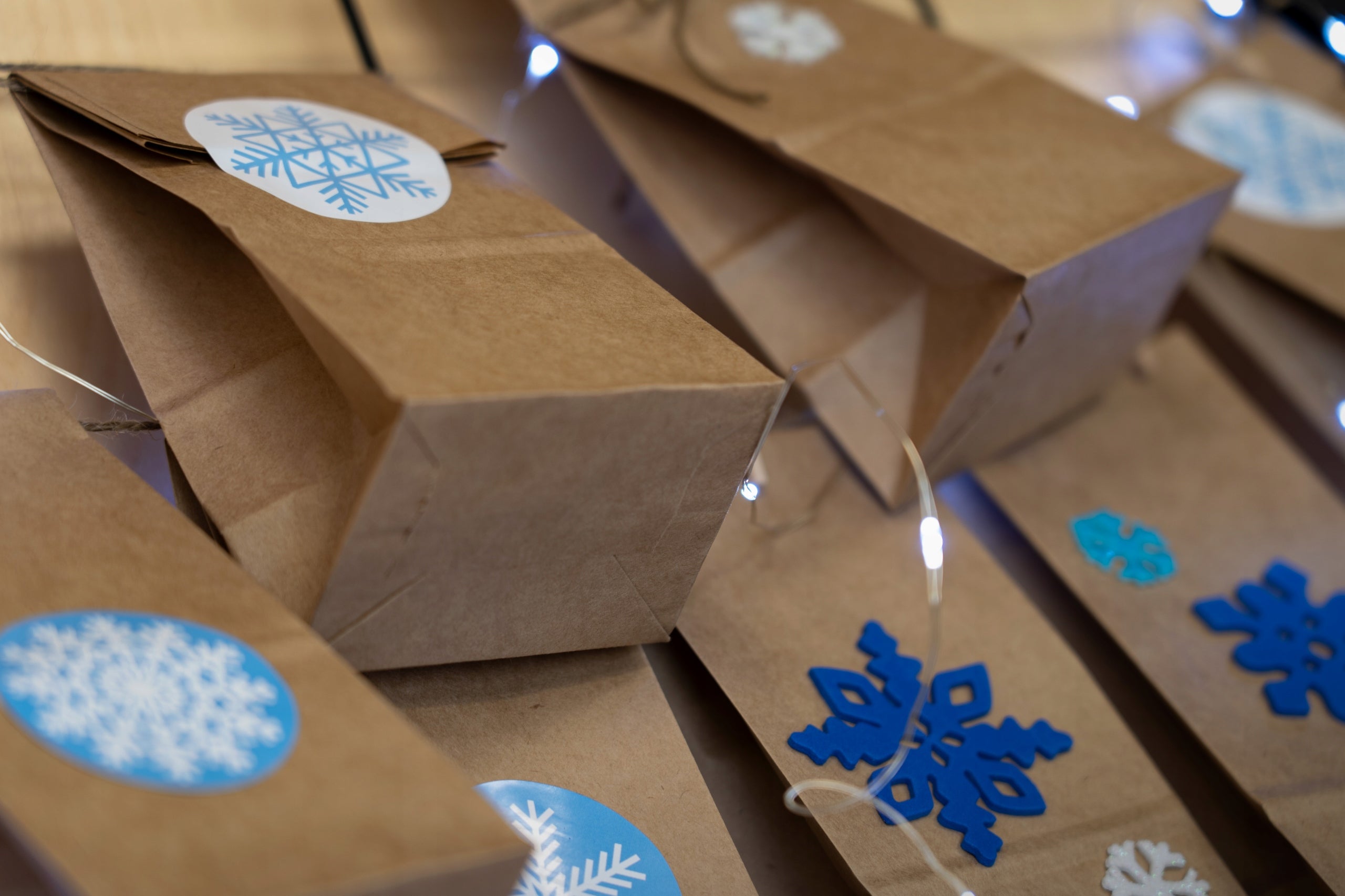 Adventskalender-Tüten, Wäscheklammern und DIY-Aufkleber