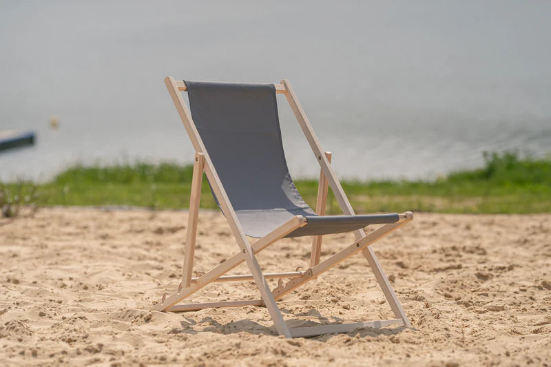 Liegestuhl aus Holz mit LEOPARD SPOTS-Aufdruck