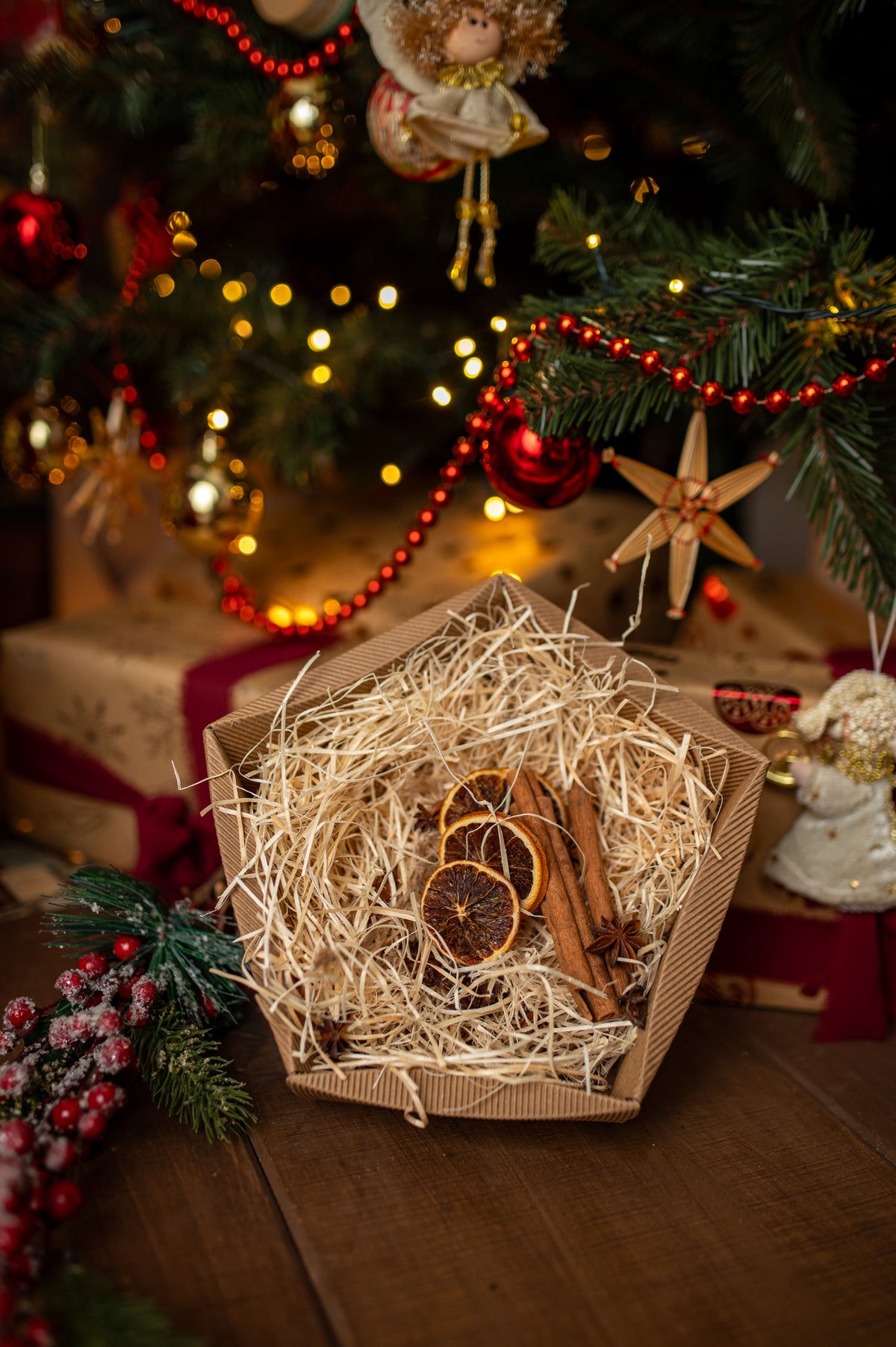 Weihnachtliches Geschenkverpackungs-Set mit Trockenfrüchten und Gewürzen