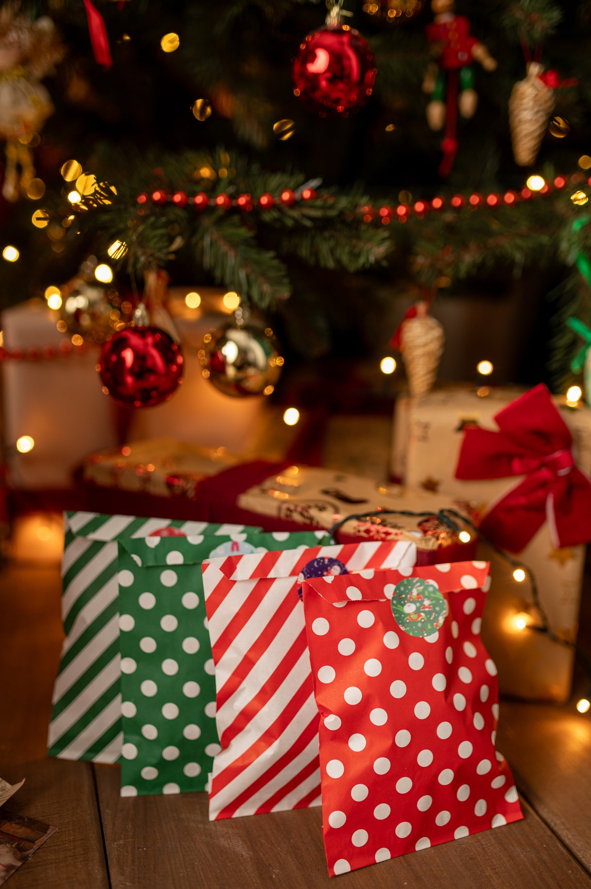 Papiertüten mit Aufklebern 24 Stück