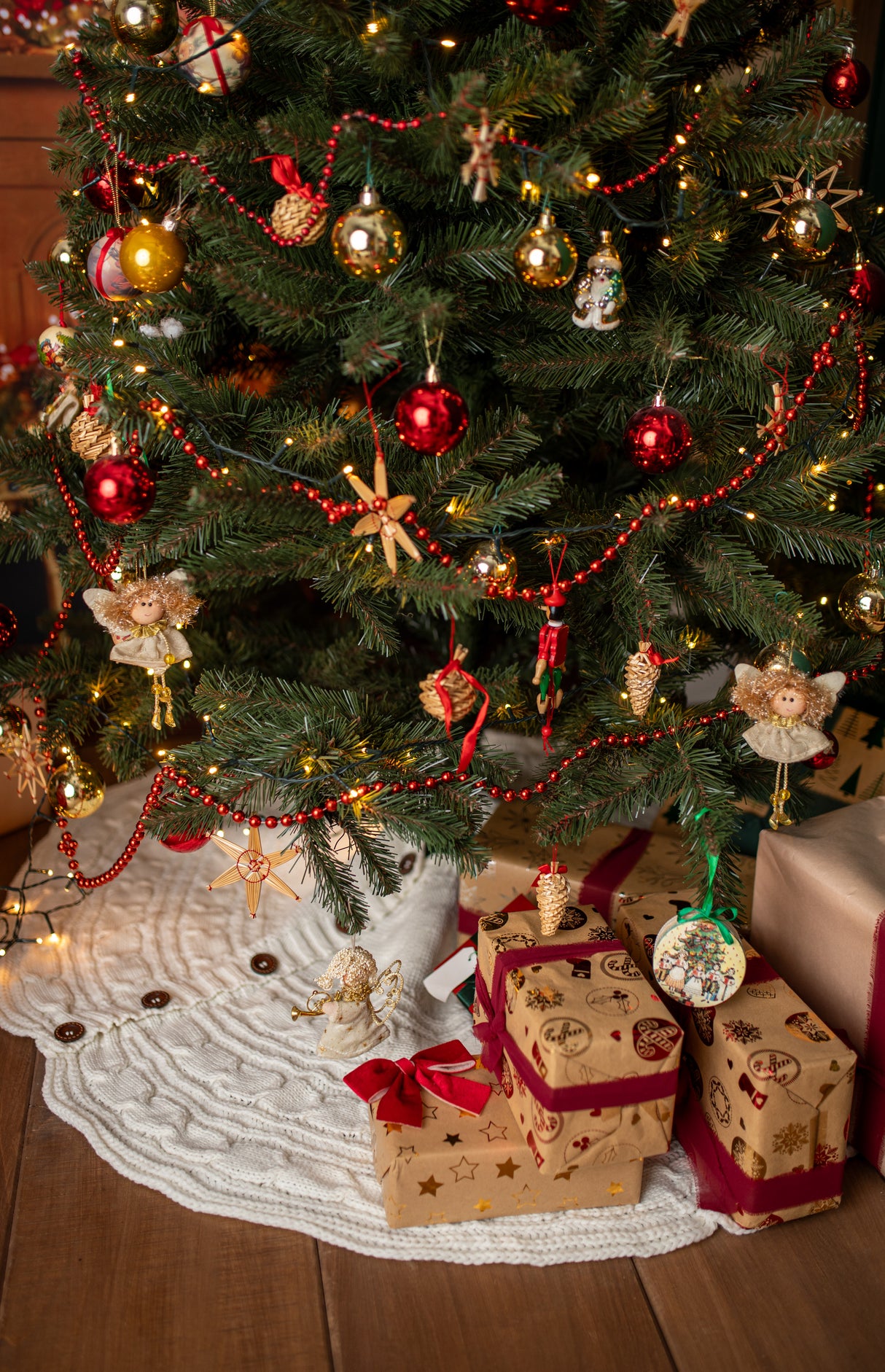 Weihnachtsteppich unter dem Weihnachtsbaum