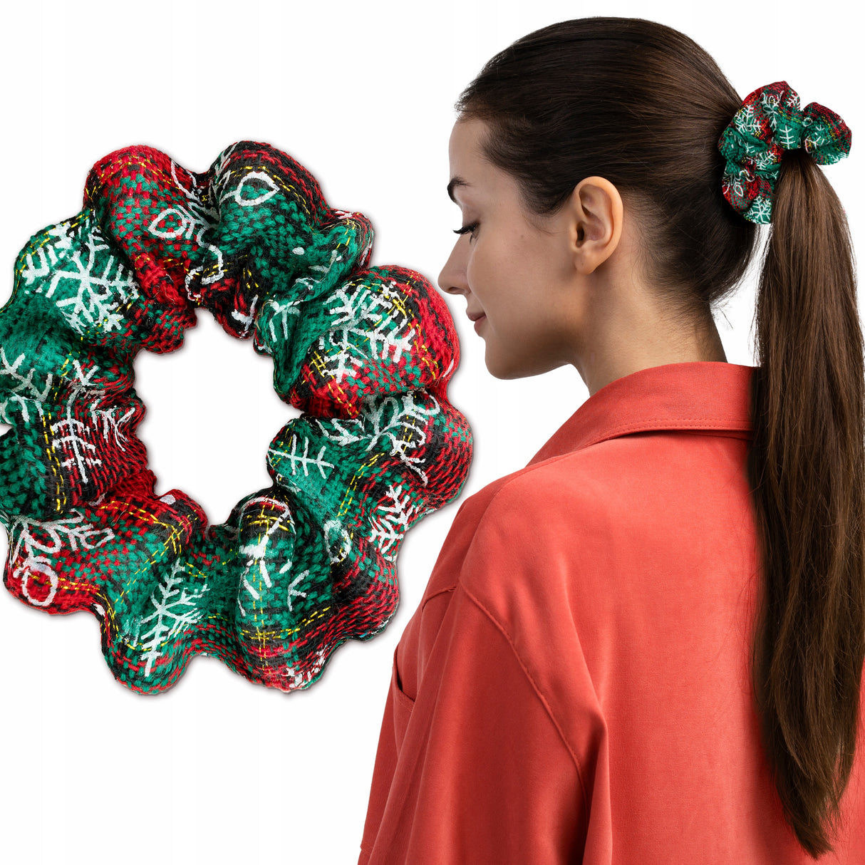 Weihnachtlicher Scrunchie-Haargummi im Karomuster
