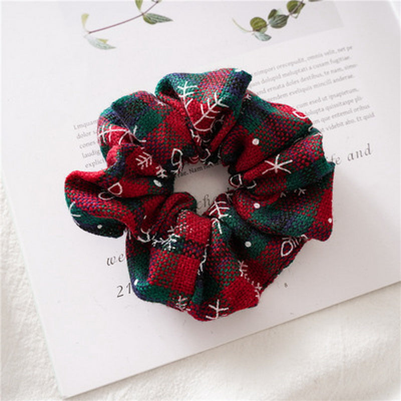 Weihnachtlicher Scrunchie-Haargummi im Karomuster