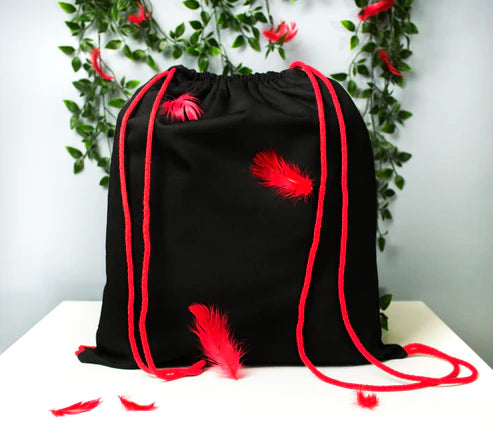 Baumwollrucksack schwarz mit roten Schnüren 340x400 mm