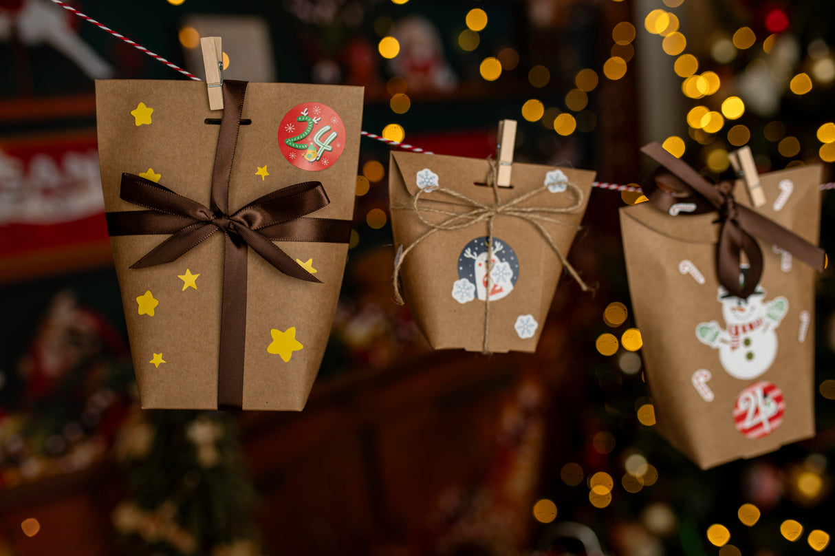 Adventskalender in Schachtel mit Weihnachtsaufklebern