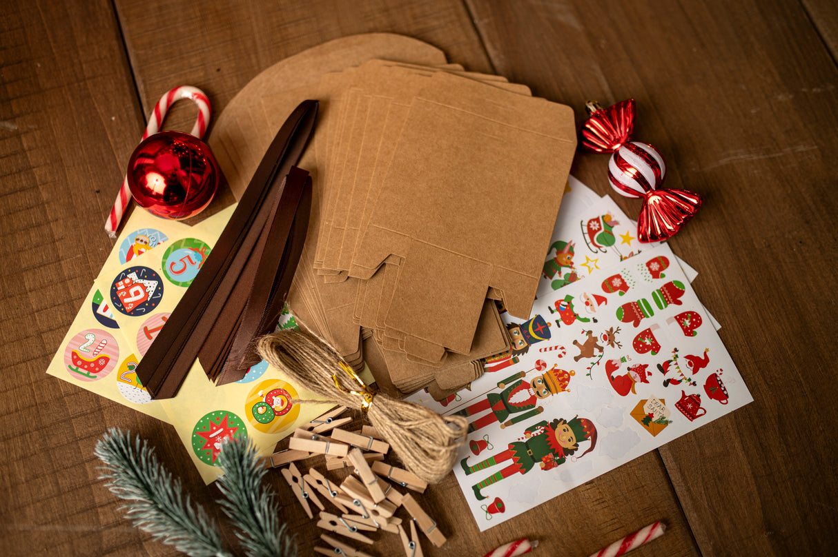 Adventskalender in Schachtel mit Weihnachtsaufklebern