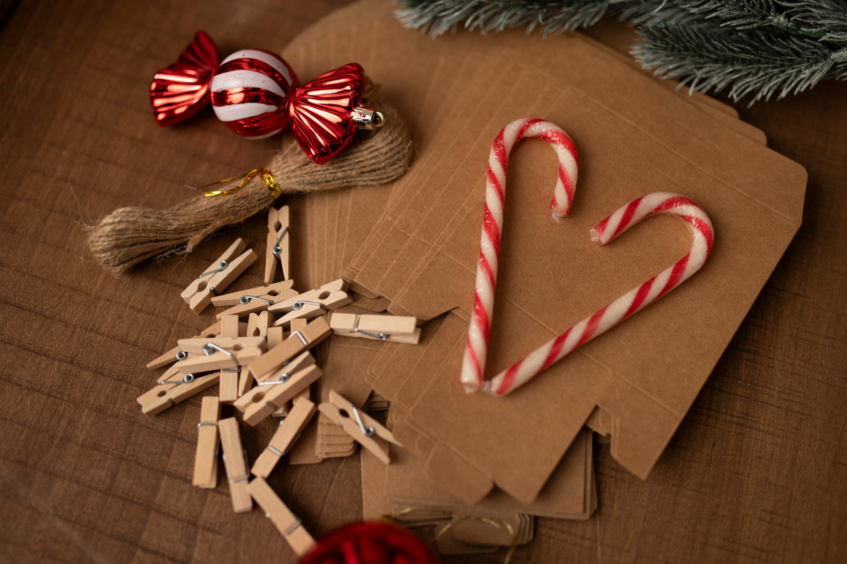 Adventskalender in Schachtel mit Weihnachtsaufklebern