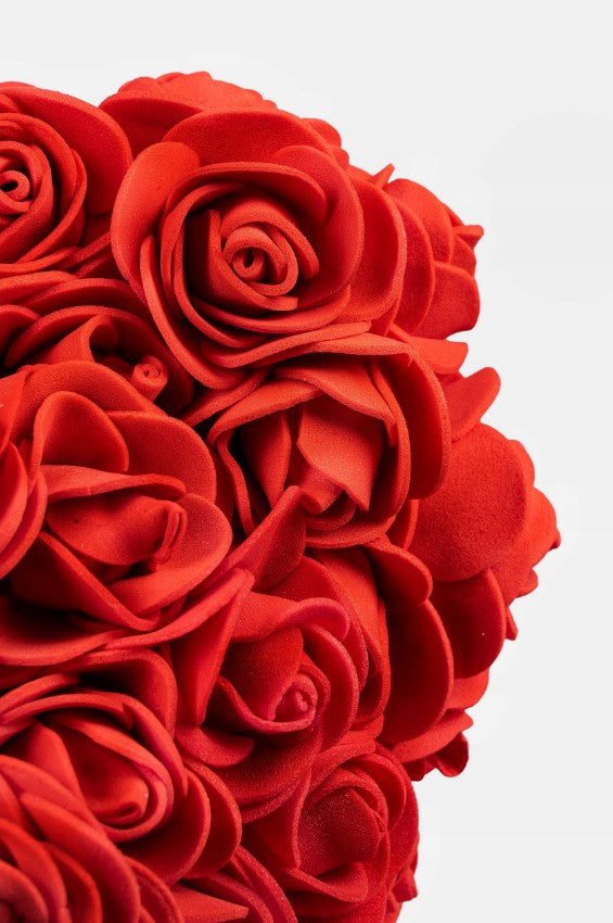 Roter Teddybär aus künstlichen Rosen - romantische Dekoration und Geschenk