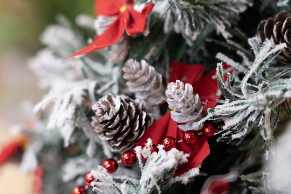 Set schneebedeckte Kegel auf Draht 8-tlg.