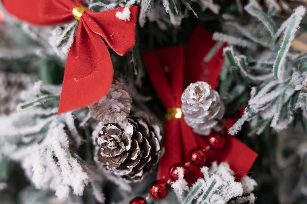 Set schneebedeckte Kegel auf Draht 8-tlg.