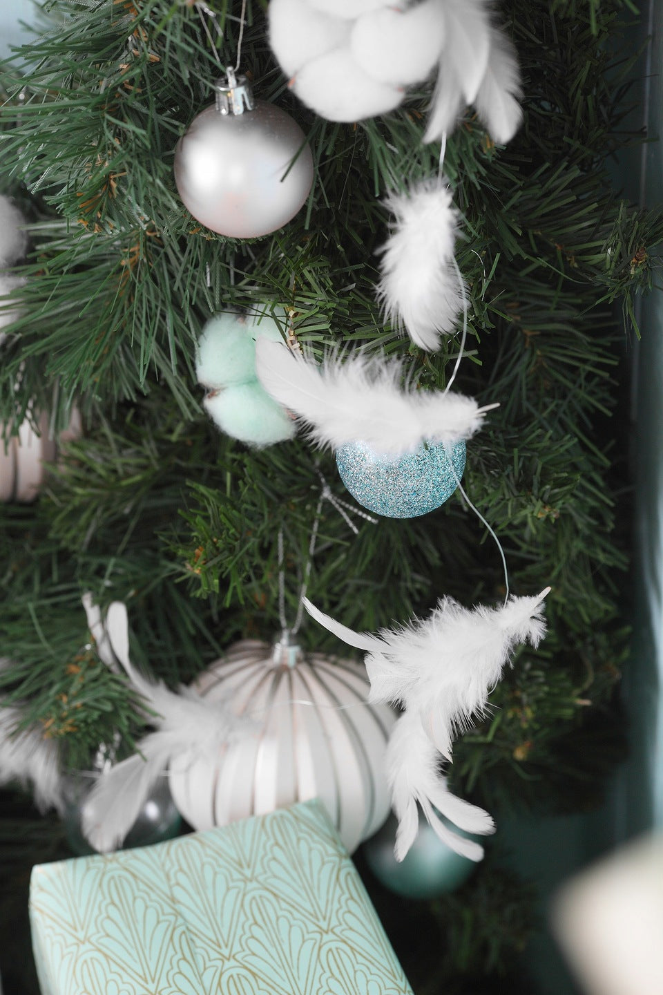 Dekorative weiße Federn