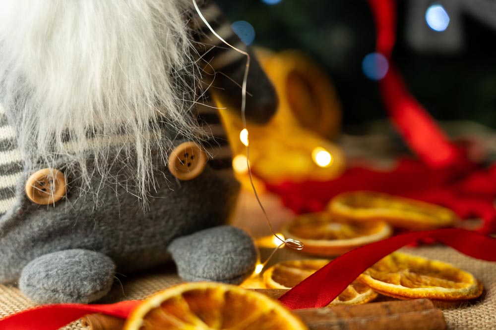 Weihnachtlicher stehender Kobold in Streifen, 42 cm