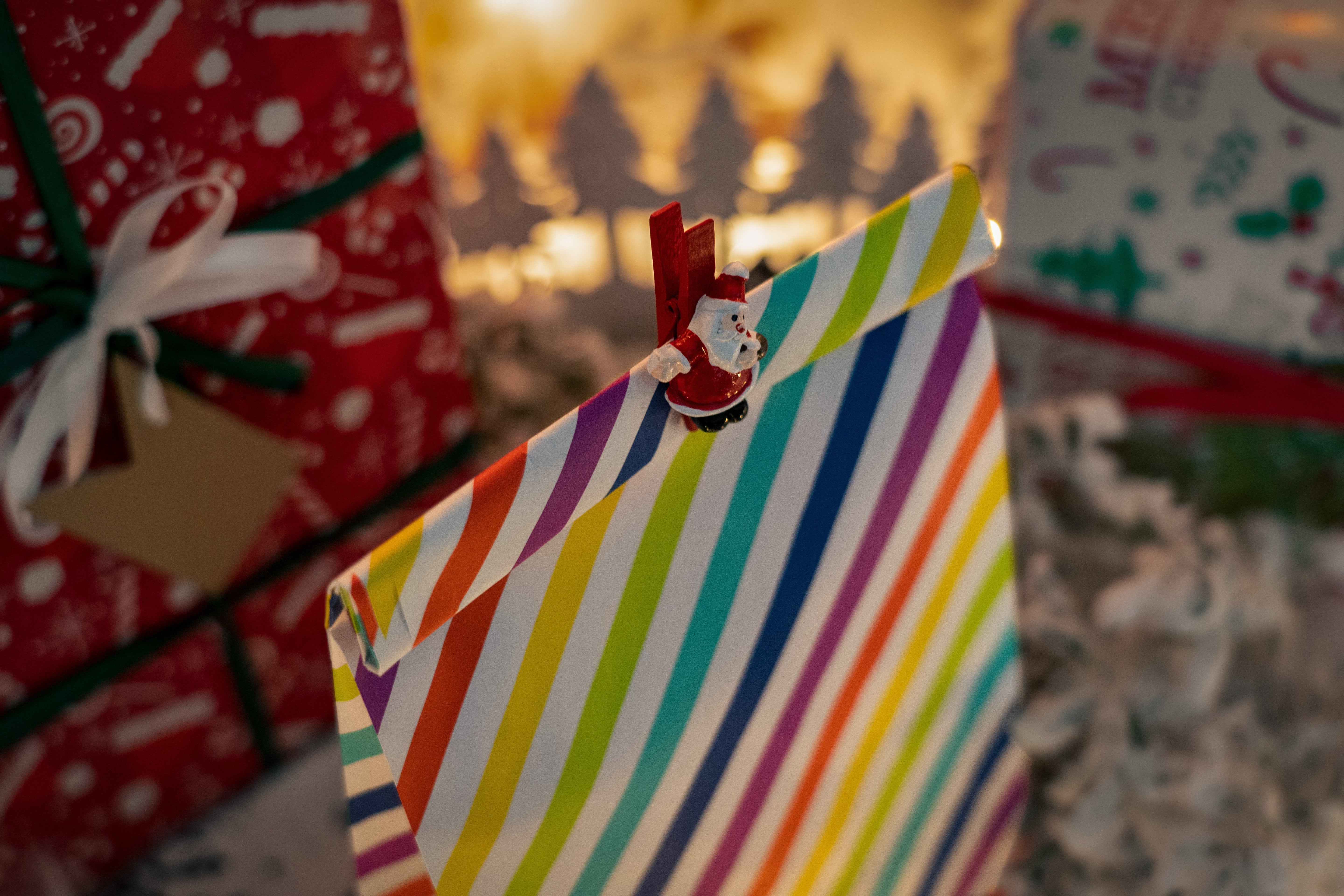 Weihnachtspapiertüte 16x8x27cm REGENBOGENSTREIFEN 5St