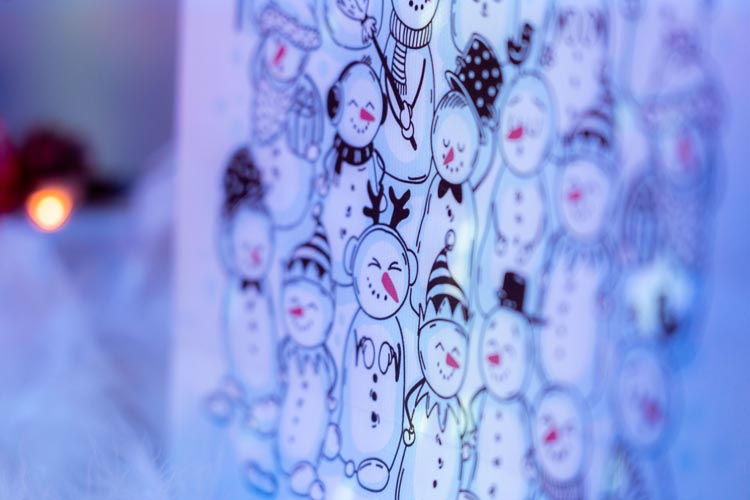 Weihnachtspapiertüte 240x100x320mm Schneemänner