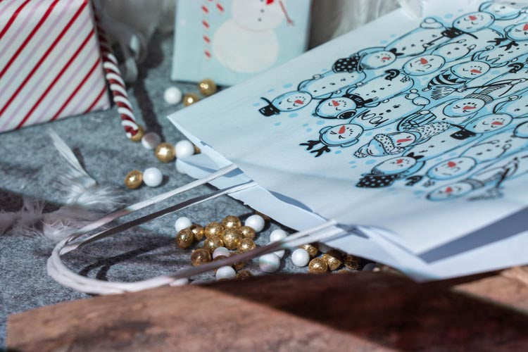 Weihnachtspapiertüte 240x100x320mm Schneemänner