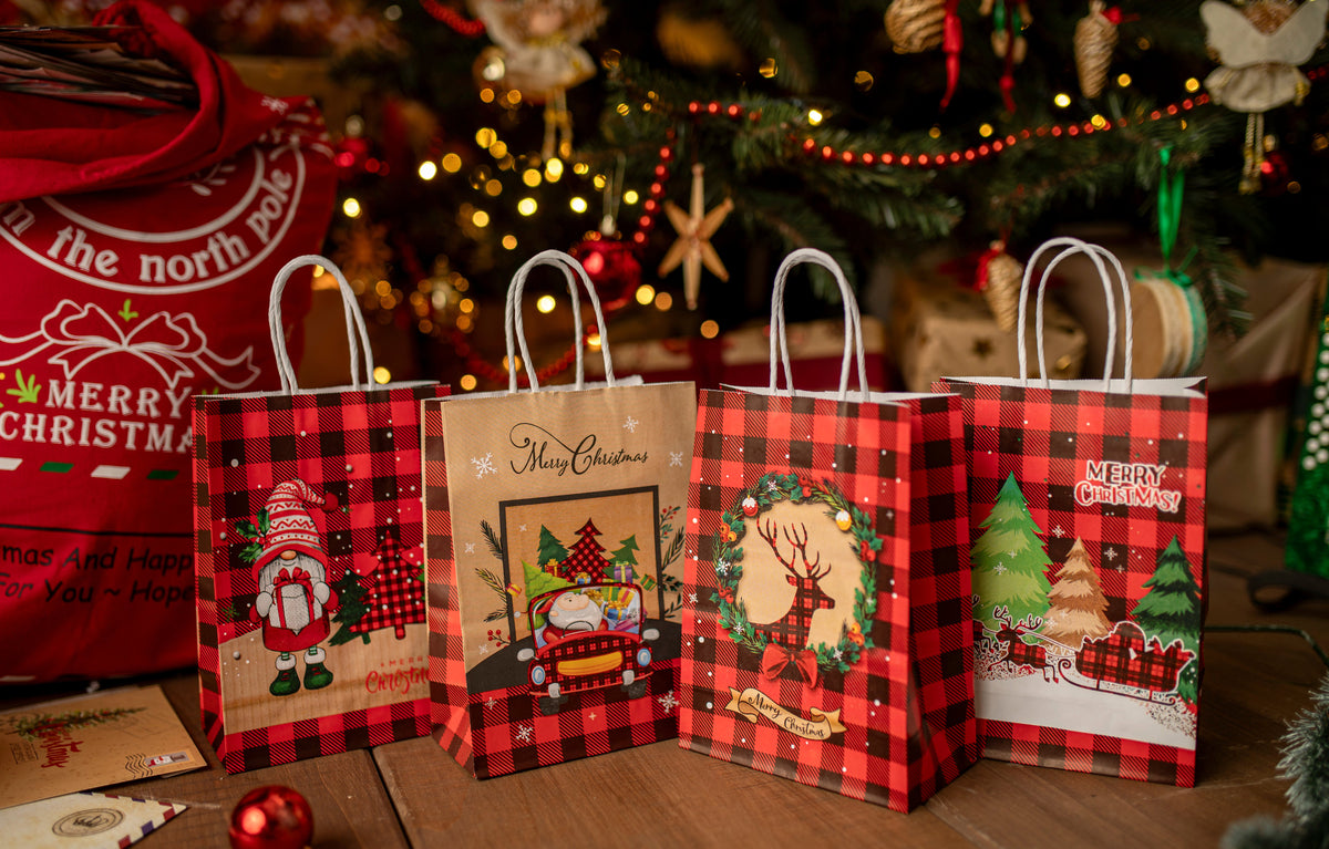 Weihnachts-Papiertragetasche 21+11x27 cm, Weihnachtsmann und Tannenbaum kariert, 4 Stück