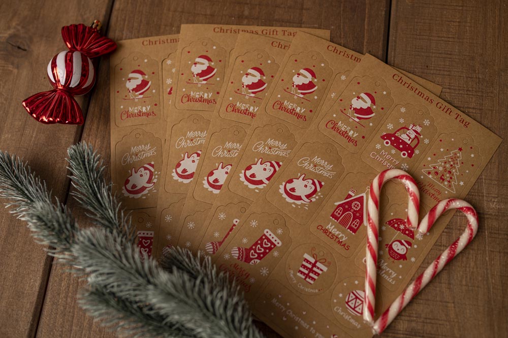 50 braune und rote Geschenkanhänger