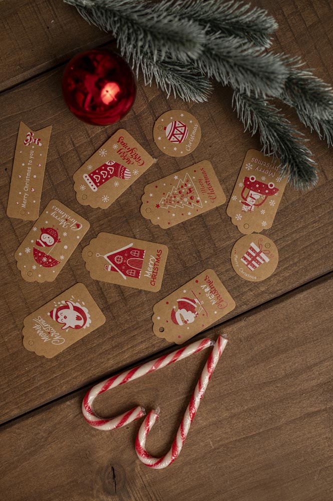 50 braune und rote Geschenkanhänger