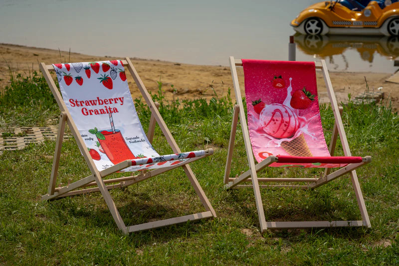 Liegestuhl aus Holz mit Strawberry Granita-Aufdruck