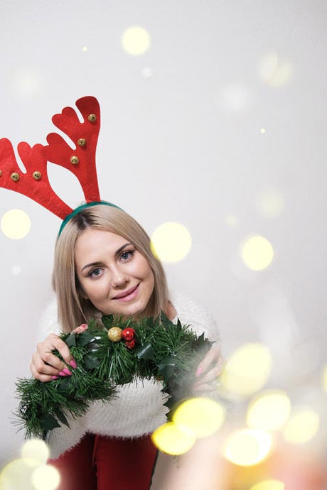 Weihnachtsstirnband mit Rentiergeweih und Glöckchen