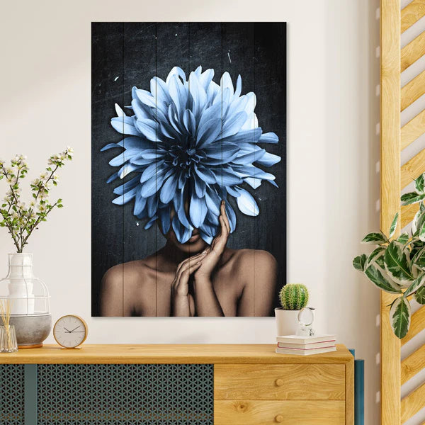 Wanddeko Holz - Woman with a Large Blue Flowers