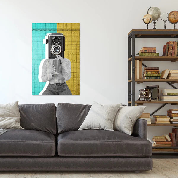Wanddeko Holz - Woman with a Vintage Camera