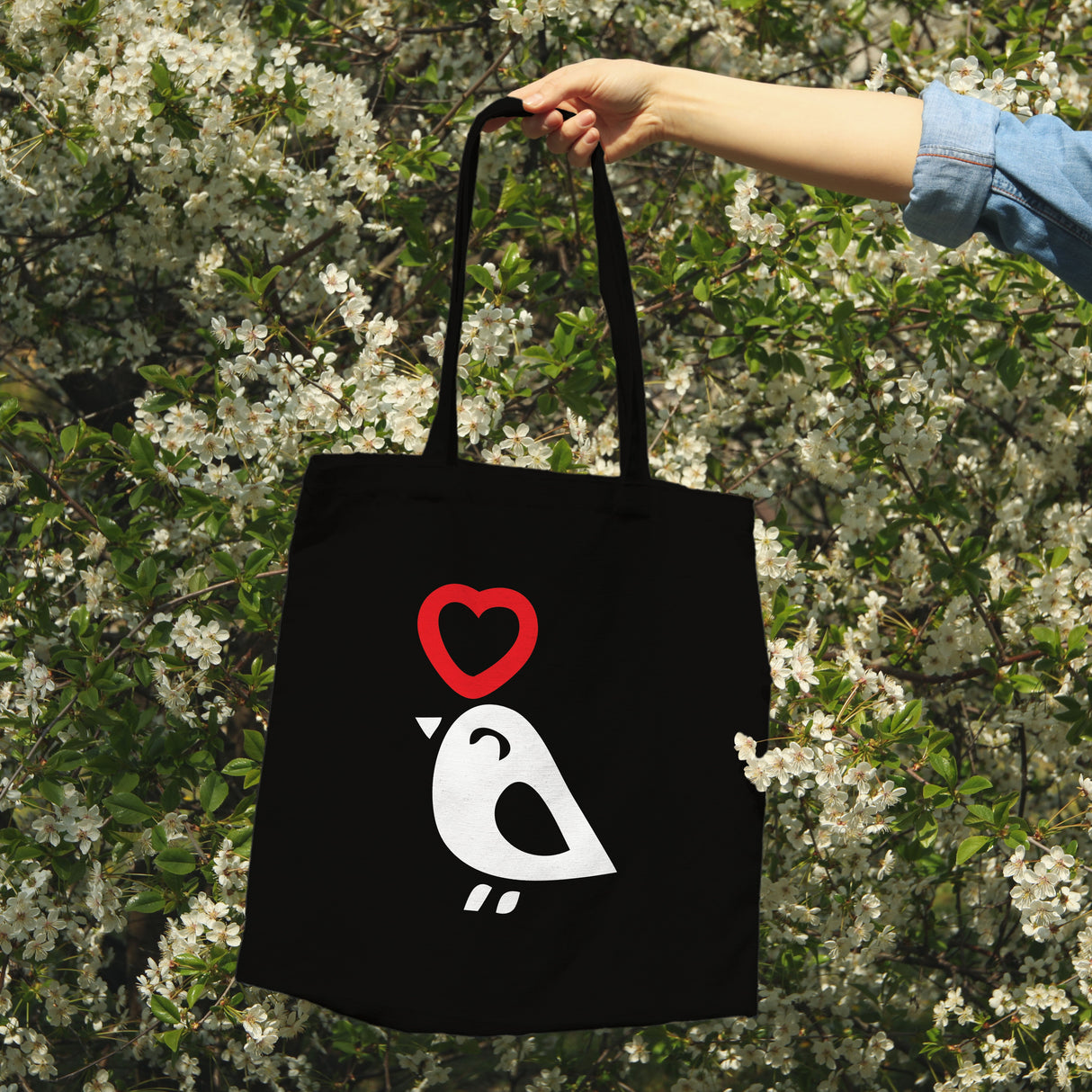 Sie ein Geschenk zum Valentinstag – eine schwarze bedruckte Tasche