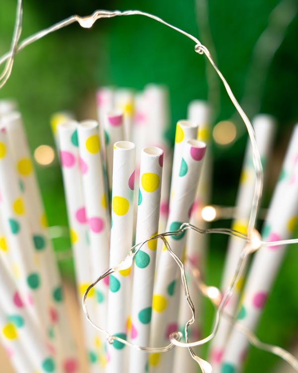 Papierstrohhalme Weiß mit farbigen Punkten 250 Stück