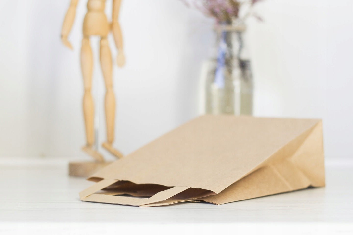 Papiertüten 18+8x23 cm mit flachem Griff - BRAUN - AllBags