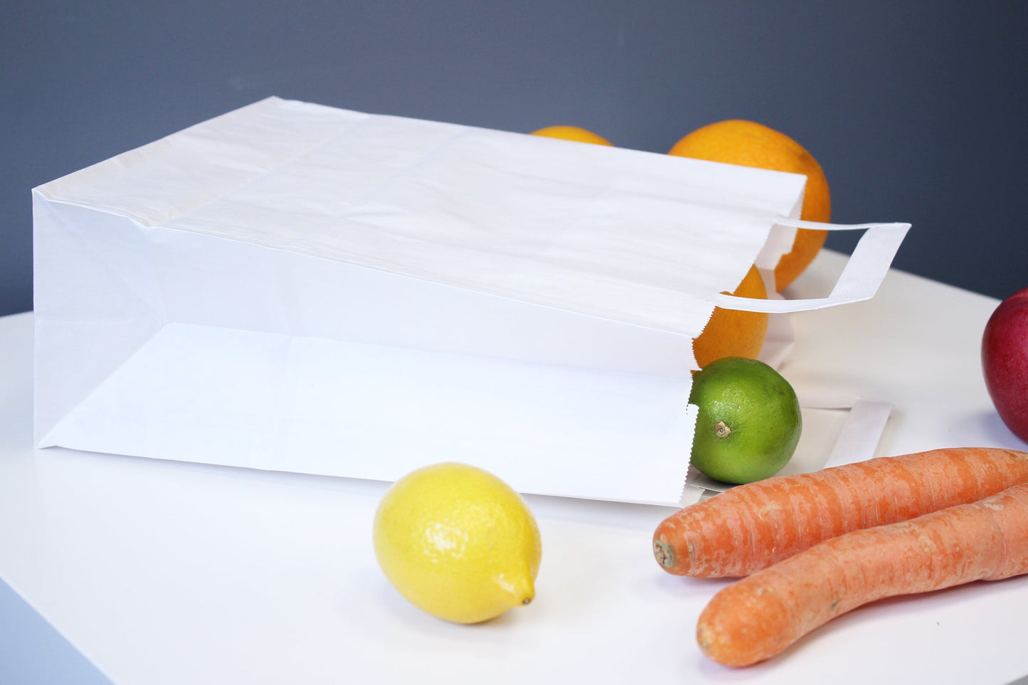 Papiertüten 26+14x30cm mit flachem Griff - Weiß - AllBags