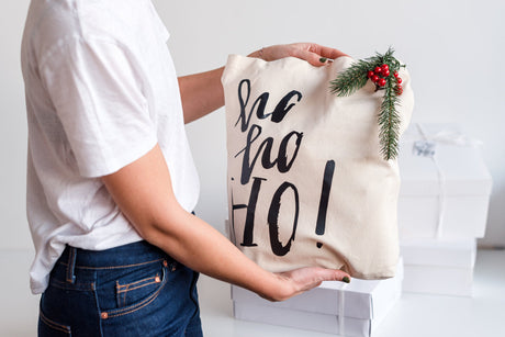Baumwollbeutel und Geschenksack? Entdecken Sie eine umweltfreundliche Alternative zum Verpacken von Weihnachtsgeschenken.