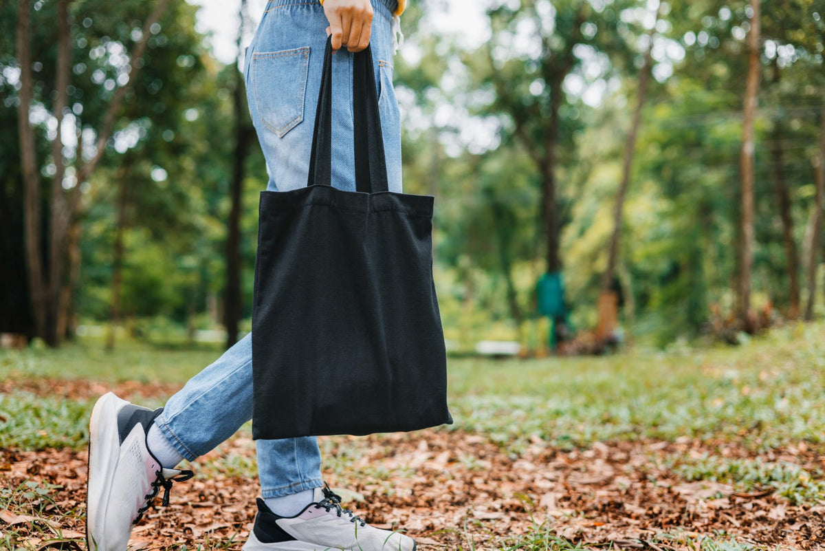 Schwarz, Beige oder mit Print? Die angesagtesten Baumwolltaschen für den Herbst