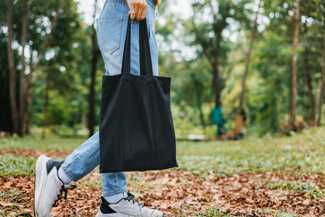 Schwarz, Beige oder mit Print? Die angesagtesten Baumwolltaschen für den Herbst