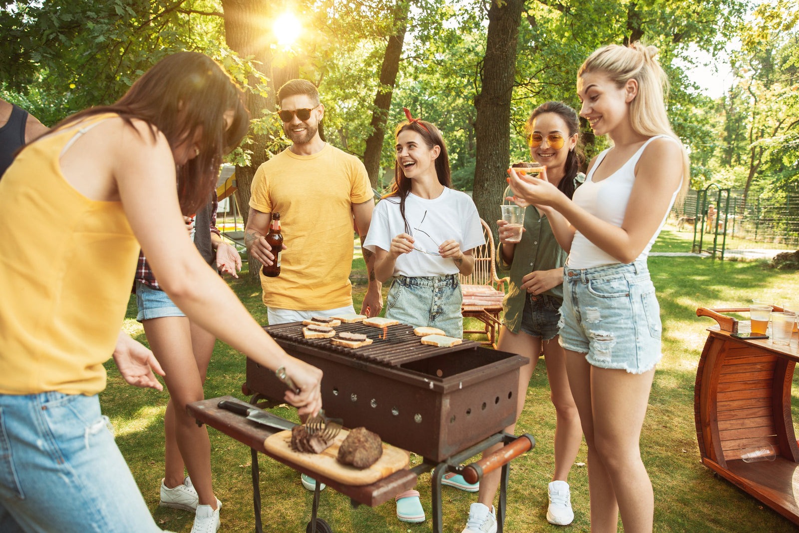 Schaschlik, Steaks und mehr: Wo Grillzubehör kaufen?