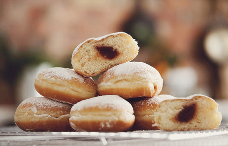 Warum essen wir am Fettdonnerstag Donuts? Überprüfen!
