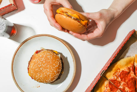Wie macht man gegrillte Sandwiches und Burger? Schauen Sie sich unsere Vorschläge für leckere Grillrezepte an