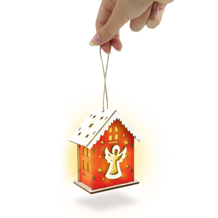 Rotes Adventshaus aus Holz mit Engel