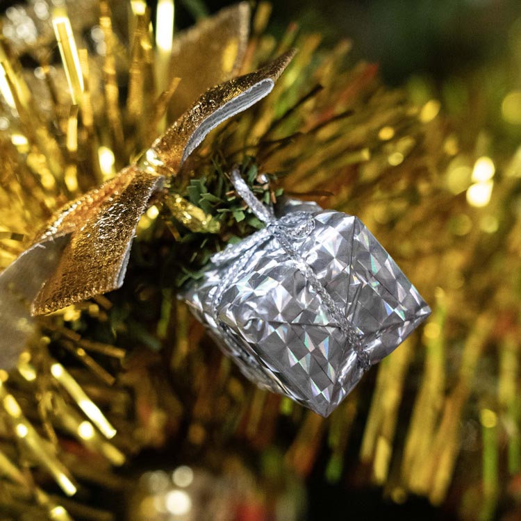 Silbernes Mini-Geschenkset mit 12 Stück.