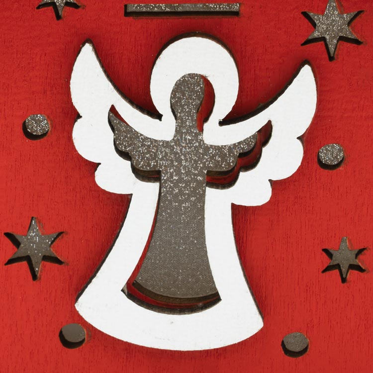 Rotes Adventshaus aus Holz mit Engel