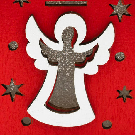 Rotes Adventshaus aus Holz mit Engel